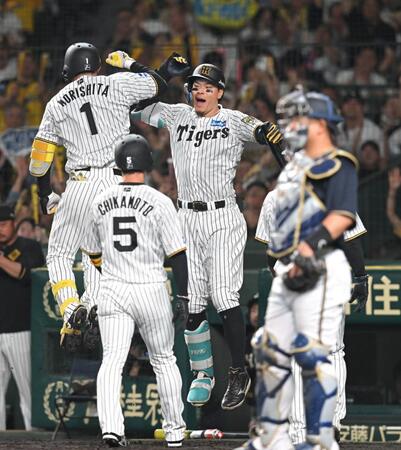 　６回、森下を迎える佐藤輝ら（撮影・飯室逸平）