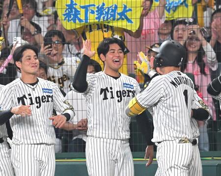 　６回、歓喜のハイタッチで森下を迎える岡留（中央）＝撮影・飯室逸平