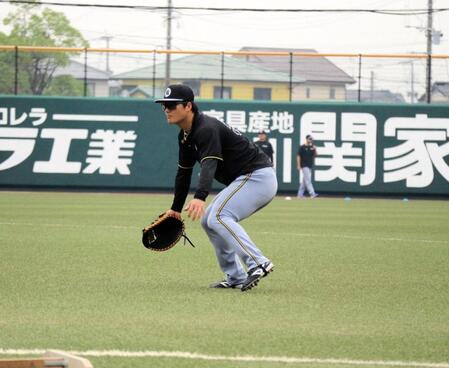 　一塁の守備練習をする前川