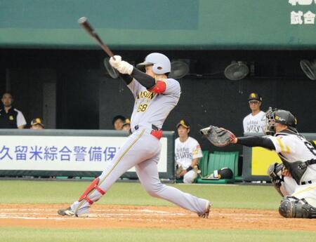 　二塁打を放った中川