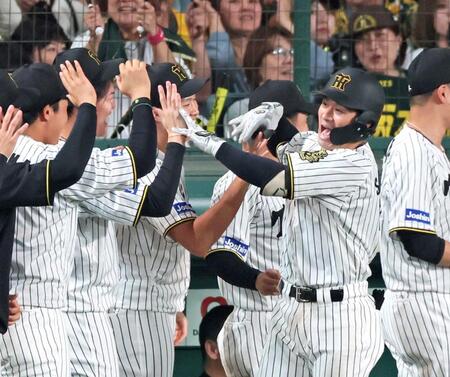 　８回、３ランを放って生還し喜びを爆発させる坂本（右端）＝撮影・立川洋一郎