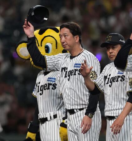 　チームが快勝し、ファンにあいさつする藤川監督（中央）＝撮影・北村雅宏