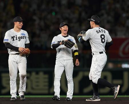 　チームが快勝し、笑顔を見せる近本（中央）＝撮影・北村雅宏