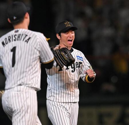 　森下と勝利を喜ぶ近本（撮影・飯室逸平）