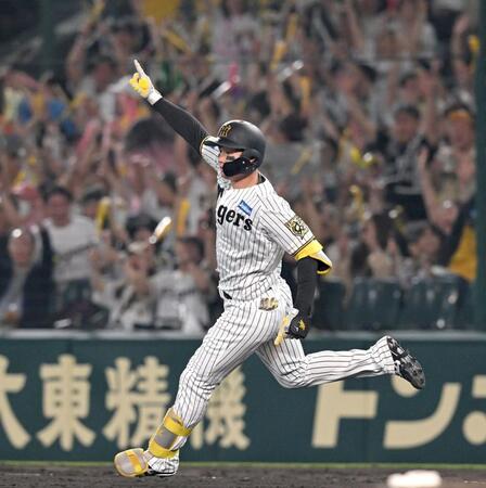 　６回、逆転３ランを放ちダイヤモンドを回る森下（撮影・飯室逸平）