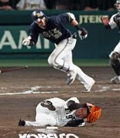 　９回、広岡の打球が頭部を直撃し倒れ込む石井（撮影・立川洋一郎）