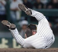 　９回、広岡の打球が直撃した石井（撮影・北村雅宏）