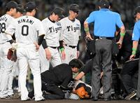 　石井を心配する藤川監督ら（撮影・飯室逸平）