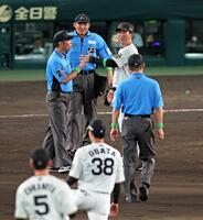 　９回、小幡（３８）と一走・広岡が交錯し、審判に抗議する藤川監督（中央奥）＝撮影・立川洋一郎