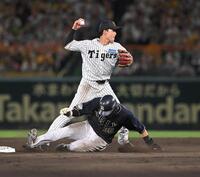 　９回、二塁上で広岡のスライディングで守備妨害される小幡（撮影・飯室逸平）