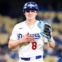 　投手用ヘルメットを被ってマウンドに上がり、笑みを浮かべるＫ・ヘルナンデス（ロサンゼルス・ドジャース提供）