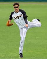 　キャッチボールをして調整する大竹（撮影・立川洋一郎）