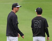 　練習途中で中野（右）と話す藤川監督（撮影・立川洋一郎）