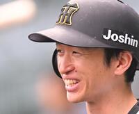 　笑顔を見せる近本（撮影・飯室逸平）