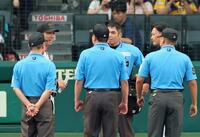 　メンバー表の交換で言葉を交わす藤川監督（奥左）と岸田監督（同右）＝撮影・立川洋一郎