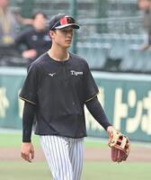 　試合前練習を終え、引き揚げる小幡（撮影・西田忠信）