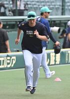 　ウオーミングアップする広岡（撮影・西田忠信）