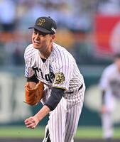 　力投する先発の大竹（撮影・西田忠信）