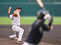 　力投する先発の大竹（撮影・西田忠信）