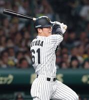 　６回、右前打を放つ代打・豊田（撮影・北村雅宏）