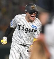 　６回、逆転３ランを放ち吠える森下（撮影・飯室逸平）