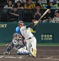 　６回、左翼スタンドへ逆転３ランを放つ森下（撮影・立川洋一郎）