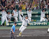 　６回、左翼スタンドへ逆転３ランを放ち一塁を回る森下（撮影・立川洋一郎）