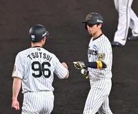 　６回、右前打を放った近本（右）＝撮影・西田忠信