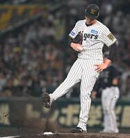 　７回、マウンドを蹴り上げる湯浅（撮影・飯室逸平）