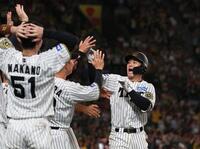 　８回、３ランを放ち、ナインとタッチを交わす坂本（右）＝撮影・北村雅宏