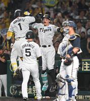 　６回、森下を迎える佐藤輝ら（撮影・飯室逸平）