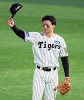 　７回の守備に就きスタンドの「森下コール」に応える森下（撮影・立川洋一郎）