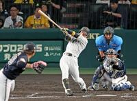 　７回、右翼線へ適時二塁打を放ち通算１０００安打を達成する近本（撮影・立川洋一郎）