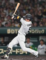 　７回、通算１０００安打となる適時二塁打を放つ近本（撮影・飯室逸平）