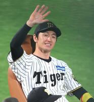 　リリーフカーで場内一周し、ファンの歓声に応える近本（撮影・立川洋一郎）