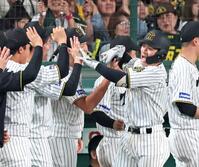 　８回、３ランを放って生還し喜びを爆発させる坂本（右端）＝撮影・立川洋一郎