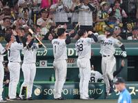 　８回、３ランを放って生還し喜びを爆発させる坂本（右端）＝撮影・立川洋一郎