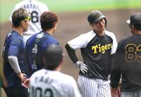 　練習中に西川（左）らと談笑する坂本（中央右）＝撮影・北村雅宏