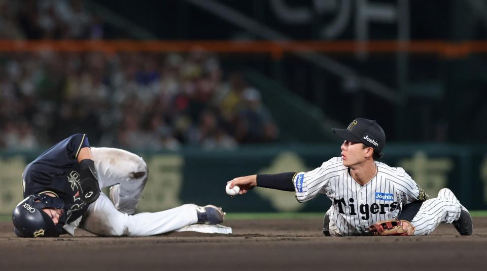 　９回、二進を試みた広岡と交錯した小幡（右）＝６日