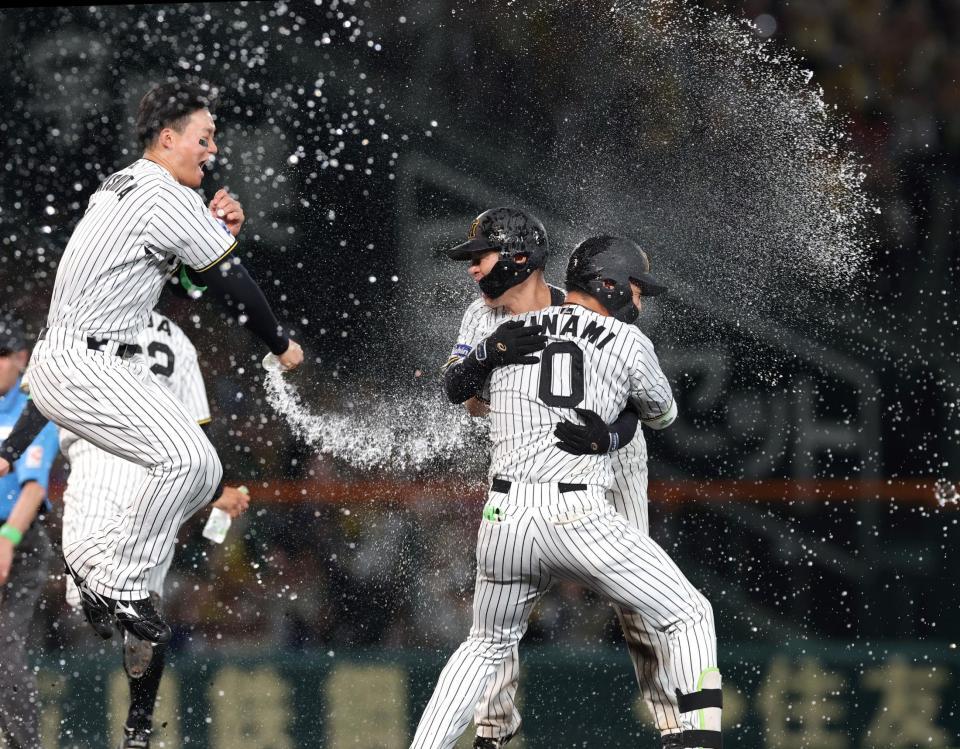 　１０回、サヨナラ打を放ち、祝福される木浪（０）＝撮影・北村雅宏