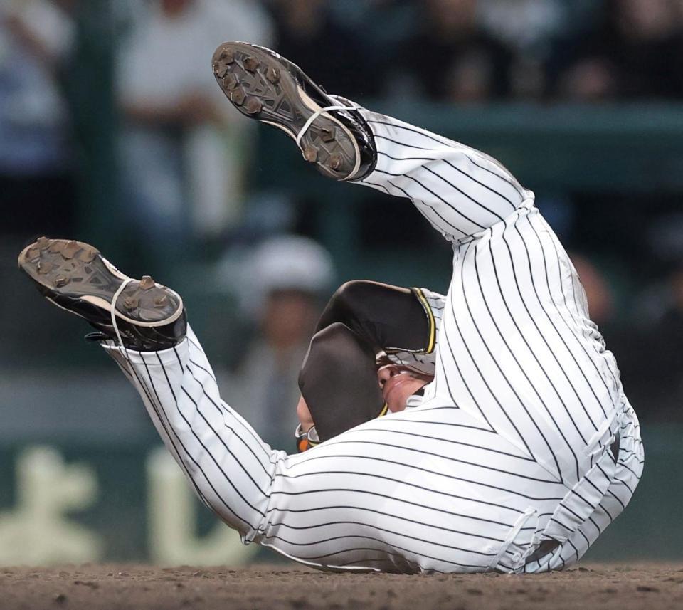 　９回、広岡の打球が直撃した石井（撮影・北村雅宏）