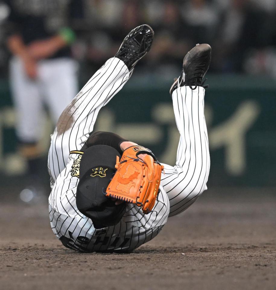 　９回、広岡の打球が直撃し、うずくまる石井（撮影・飯室逸平）