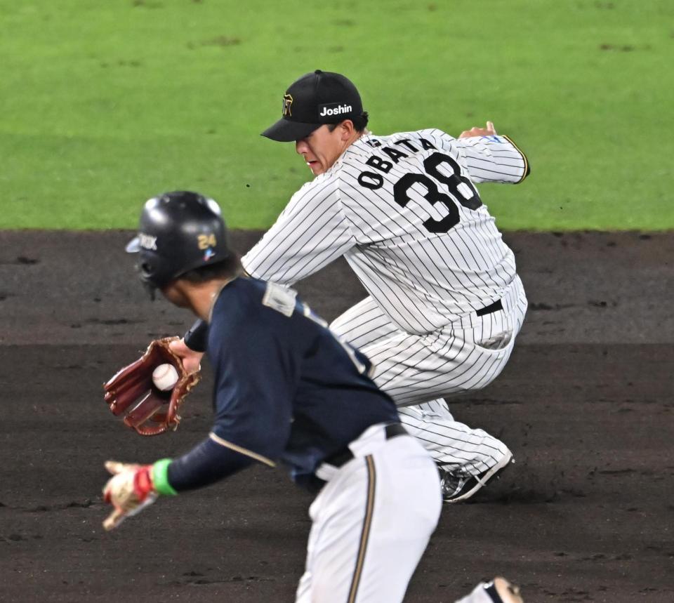 　７回、杉本の打球を捕球する小幡（撮影・西田忠信）