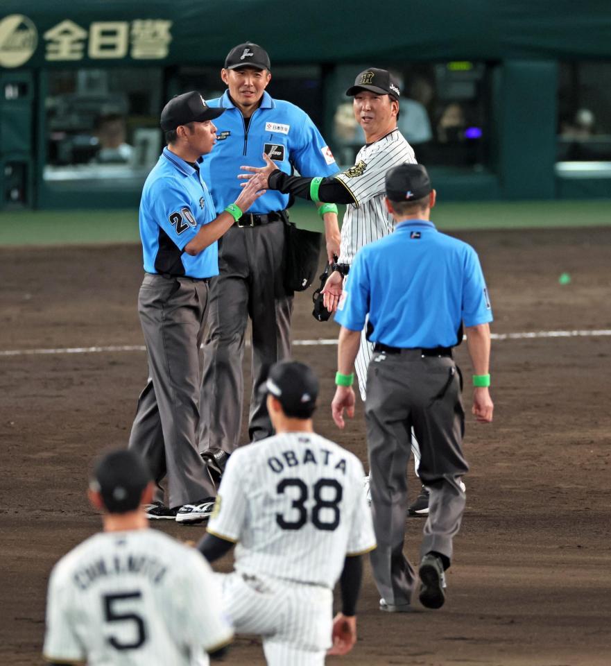 　９回、小幡（３８）と一走・広岡が交錯し、審判に抗議する藤川監督（中央奥）＝撮影・立川洋一郎