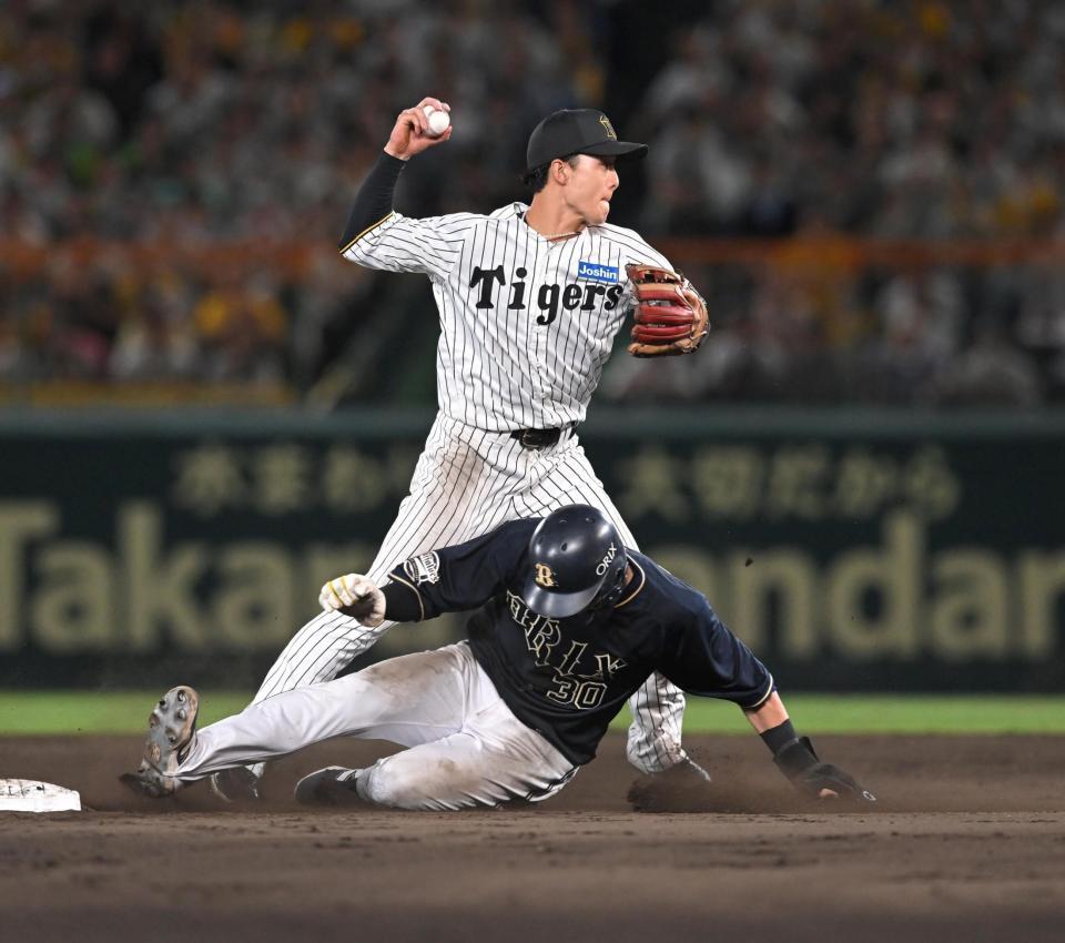 　９回、二塁上で広岡のスライディングで守備妨害される小幡（撮影・飯室逸平）