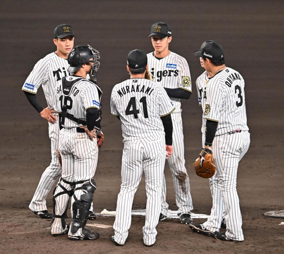 　８回、代打・森を迎え、マウンドに集まる村上（４１）ら内野陣（撮影・西田忠信）