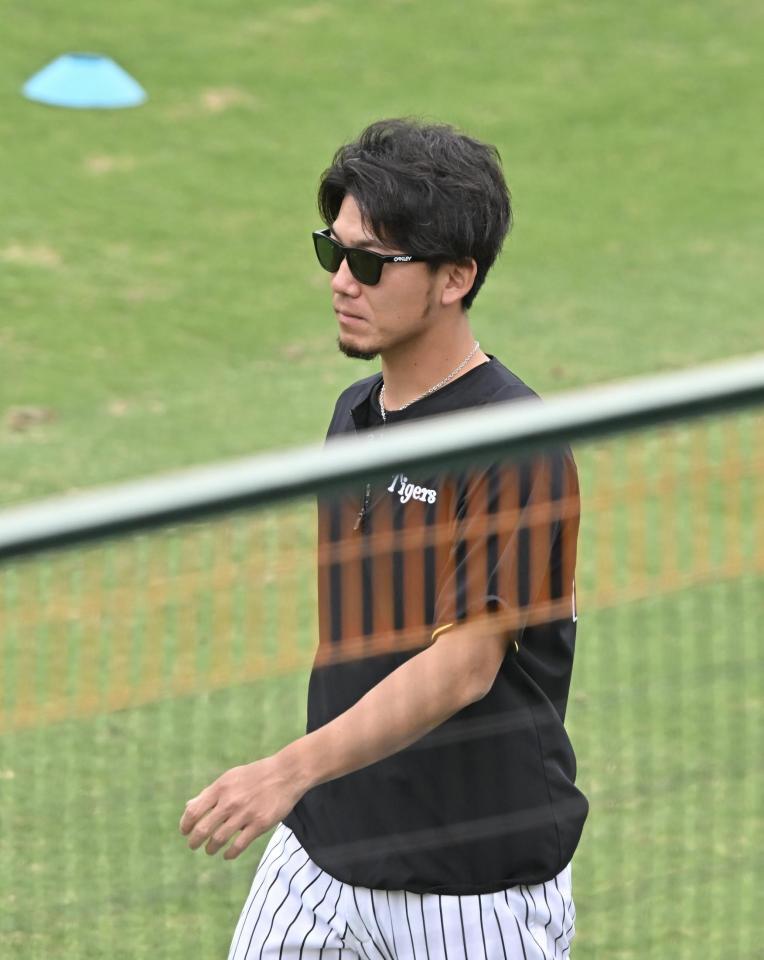 　１軍の試合前練習に合流した伊藤将（撮影・西田忠信）