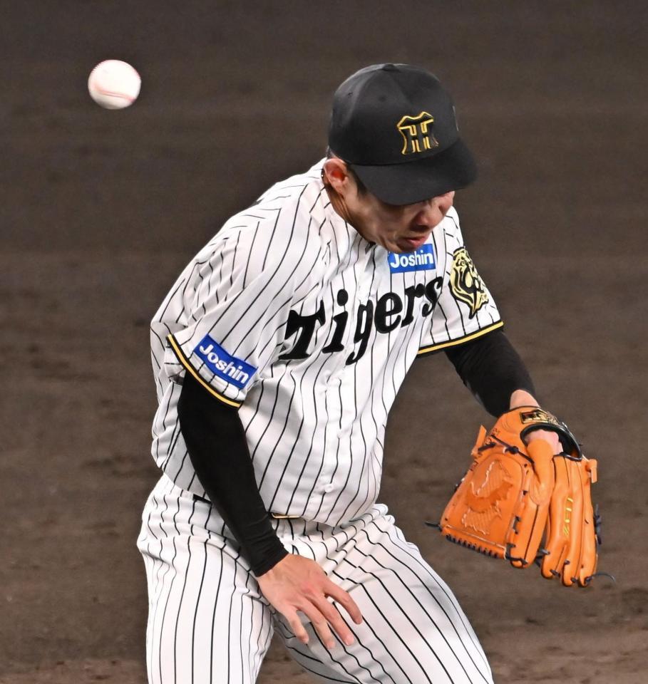 　９回、広岡の打球が頭部を直撃した石井＝６日