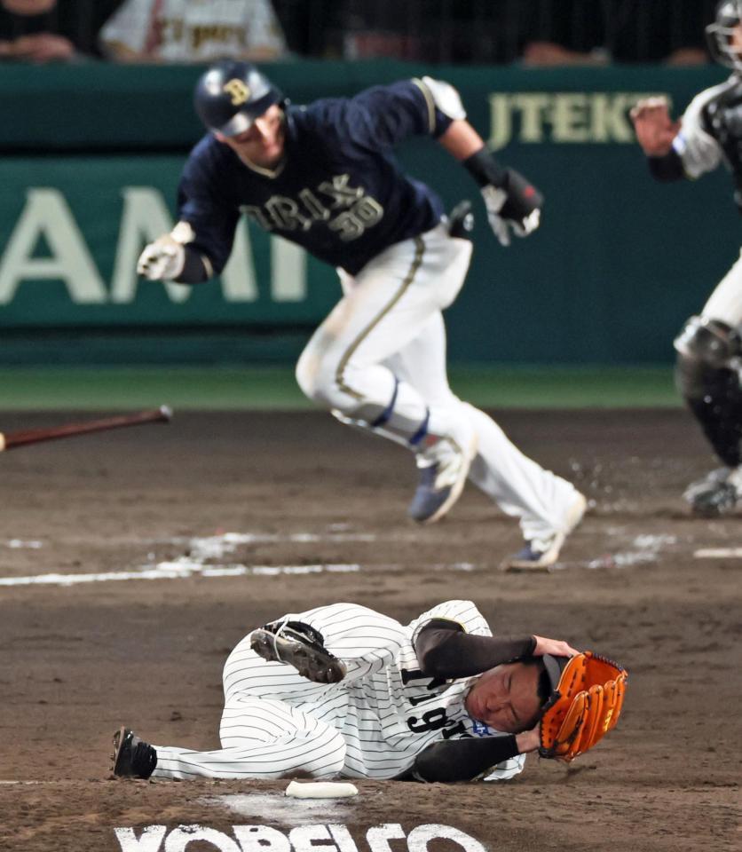 　９回、広岡の打球が頭部を直撃し倒れ込む石井＝６日