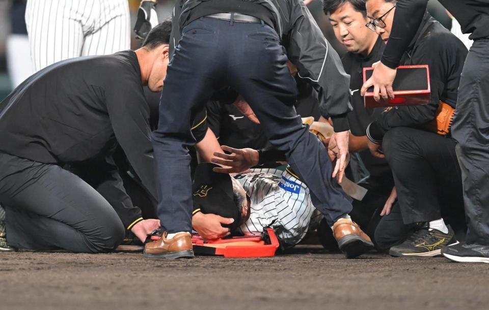 　担架に乗せられる石井＝６日